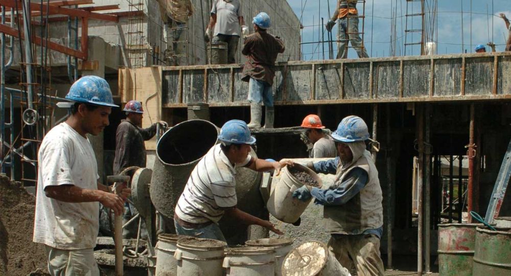El costo de vida en Argentina obliga a trabajar más para llegar a fin de mes 